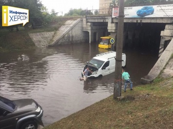 В Херсоне сильный дождь парализовал работу транспорта