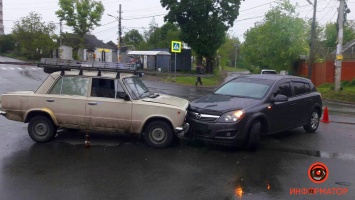 В Днепре на улице Казацкой столкнулись ВАЗ и Opel: нужна помощь свидетелей