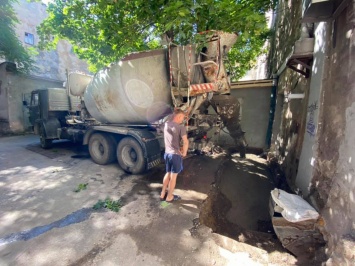 В центре Одессы залили бетоном самовольно вырубленный вход в подвал: депутат хочет открыть в нем пиццерию