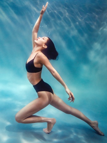 Белла Хадид в новой рекламной кампании Calvin Klein Swimwear