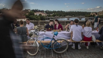 В Чехии попрощались с коронавирусом - 500-метровый стол накрыли на Карловом мосту (ФОТО)