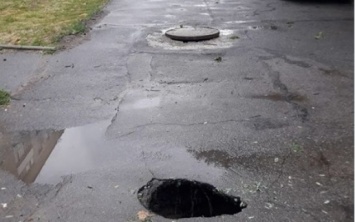 В результате вчерашней стихии на Бериславском шоссе открылся "вход в подземелье"