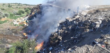 Под Николаевом крупный пожар на мусорной свалке возле села Мешков-Погорелово (ФОТО, ВИДЕО)