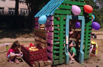 В Запорожье многодетная мама собственными руками сделала детская площадка