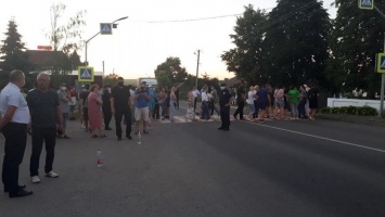 В Черновицкой области полиция оттеснила пикетчиков, которые перекрыли трассу государственного значения (видео)