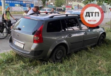 В Киеве пьяный ветеран МВД едва не протаранил лавочку с детьми: фото и видео