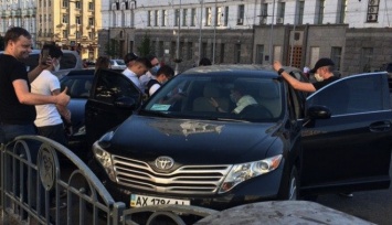 Силовики провели обыск в машине чиновника мэрии