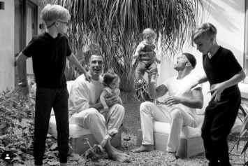 Поп-звезда Рики Мартин поделился семейной фотографией с мужем и детьми
