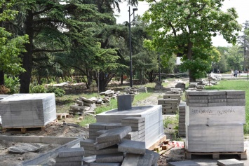 Екатерининский сад в Симферополе привели в порядок на 20% (ФОТО)