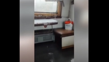 "Укрзализныця" попала в громкий скандал из-за дырявой крыши в вагоне (видео)