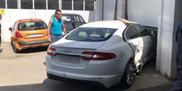 Тульская автоледи разгромила автомойку в попытках припарковать Jaguar