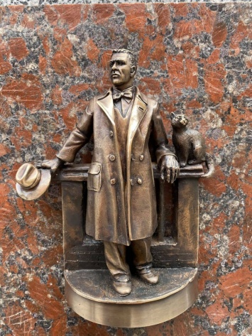 "Шукай" в Киеве: на Воздвиженке появилась миниатюрная скульптура известного писателя Михаила Булгакова