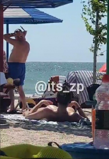 Никаких запретов: отдыхающие на Азовском побережье начали загорать топлес (ФОТО)
