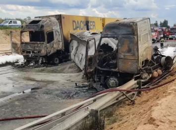 В Польше автобус с украинцами попал в огненное ДТП с цистерной и грузовиком. Фото с месте происшествия