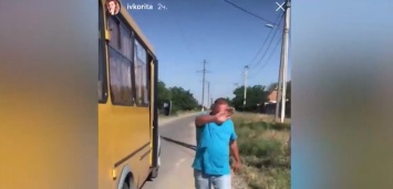 В Николаеве водитель маршрутки напал на девушку из-за замечания о маске и преследовал ее до дома (видео)