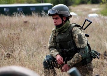 В Днепр на вертолете эвакуировали раненого на востоке украинского бойца