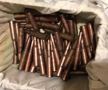 В Днепре у местного жителя "под матрасом" нашли пулеметную ленту, гранату и нож