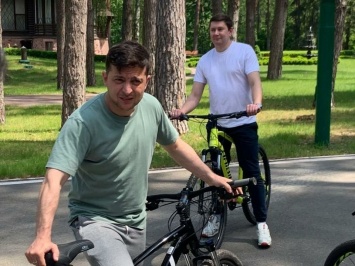 Прогулка на велосипедах Зеленского с журналистами обошлась в 41,5 тыс. грн