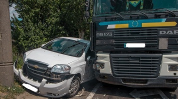 В Днепре на Киевской Chevrolet столкнулся с грузовиком