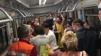 Зашел без маски: в Харьковском метро случилась драка (видео)