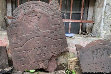 Во дворе бывшего НКВД во Львове нашли десятки надгробных еврейских плит