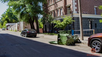 Погоня и ДТП на Гоголя в Днепре: Chrysler сбил мусорные баки и врезался в гараж