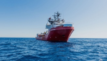ЧП возле Италии объявило судно с мигрантами Ocean Viking