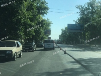 В Мелитополе на центральный проспект выехала тяжелая техника - движение затруднено (фото, видео)