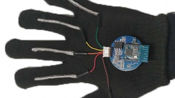 Калифорнийские робототехники представили перчатку, переводящую язык жестов в речь