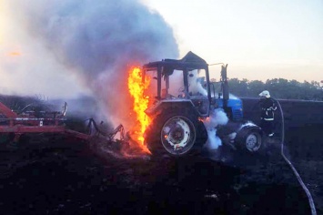 Во время сбора урожая в Петропавловском районе на поле загорелся трактор