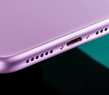 Apple намекнула, что iPhone 12 может лишиться зарядного адаптера