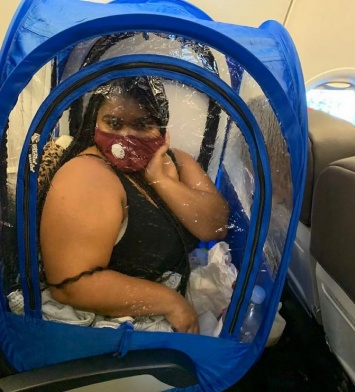 Девушка, чтобы убречься от коронавируса в самолете... разбила там палатку (ФОТО)