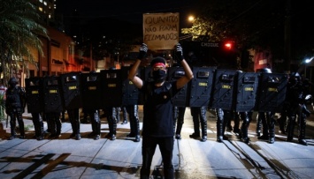 Тысячи людей в Бразилии протестуют против игнорирования президентом пандемии