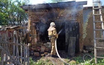 В Белозерском районе спасатели ликвидировали пожар в хозпостройке