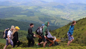 На Львовщине состоялось первое в этом году инклюзивное восхождение на гору Пикуй
