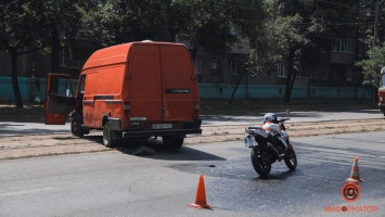 В Днепре на проспекте Хмельницкого микроавтобус сбил мотоциклиста: остановилось движение трамваев