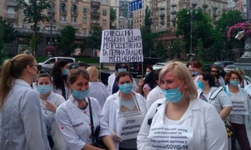 Медики снова собрались митинговать под стенами КГГА за передачу двух уникальных больниц Киева в подчинение Минздраву