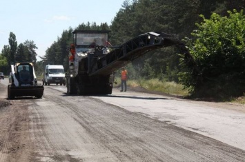 На Луганщине ремонтируют дорогу между Кременной и Рубежным