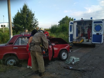 На трассе возле Фастова авария, водителя вырезали спасатели