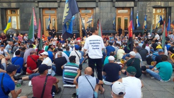 Под Офисом президента митингуют шахтеры. К ним присоединились обманутые инвесторы. Фото