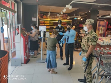 В Баку на входах в магазины организованы полицейские посты, нарушителей карантина арестовывают