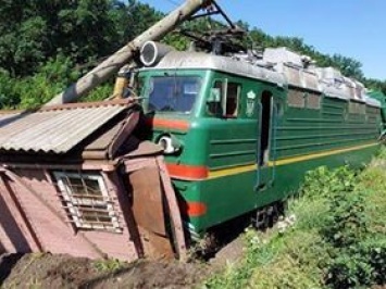 Авария на Одесской железной дороге: поезд протаранил здание