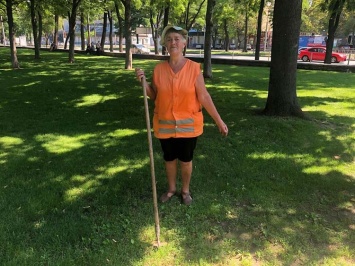 За день 100 деревьев: 70-летняя ветеран «Зеленстроя» каждый день озеленяет Днепр