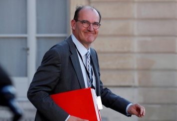 Во Франции сформировали новое правительство, пять министров сохранили посты