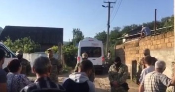 Российские оккупанты с самого утра устроили массовые обыски у крымских татар (видео)