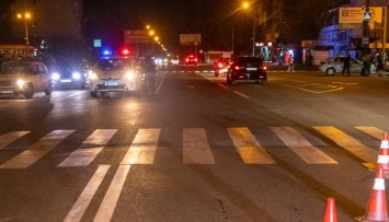 Сбил девушку на переходе: водитель сбежал с места ДТП