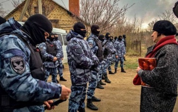 Российские силовики проводят обыски в домах крымских татар