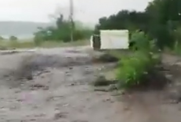 Дорогу в селе на Николаевщине полностью смыло водой (ВИДЕО)