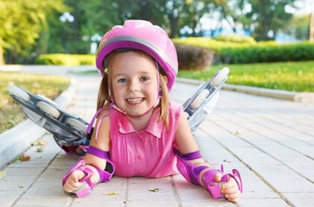 Безопасные покатушки: как выбрать детские ролики и защитное снаряжение