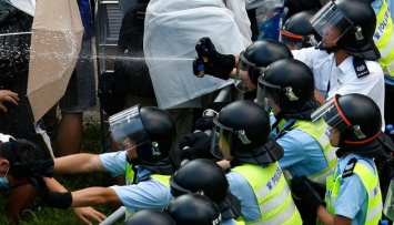 Facebook, Google и Twitter прекращают сотрудничество с полицией Гонконга